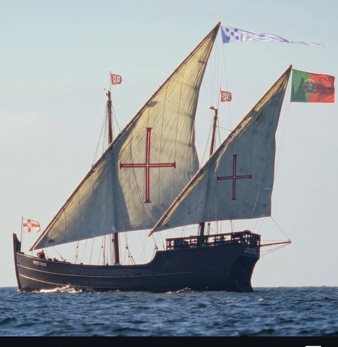 Caravela Vera Cruz a navegar no Tejo, velas latinas içadas