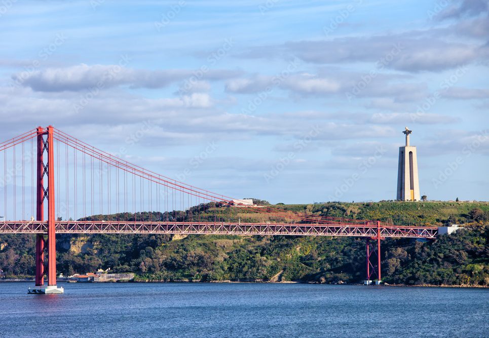 Ponte 25 de Abril e Cristo Rei vistos do Tejo